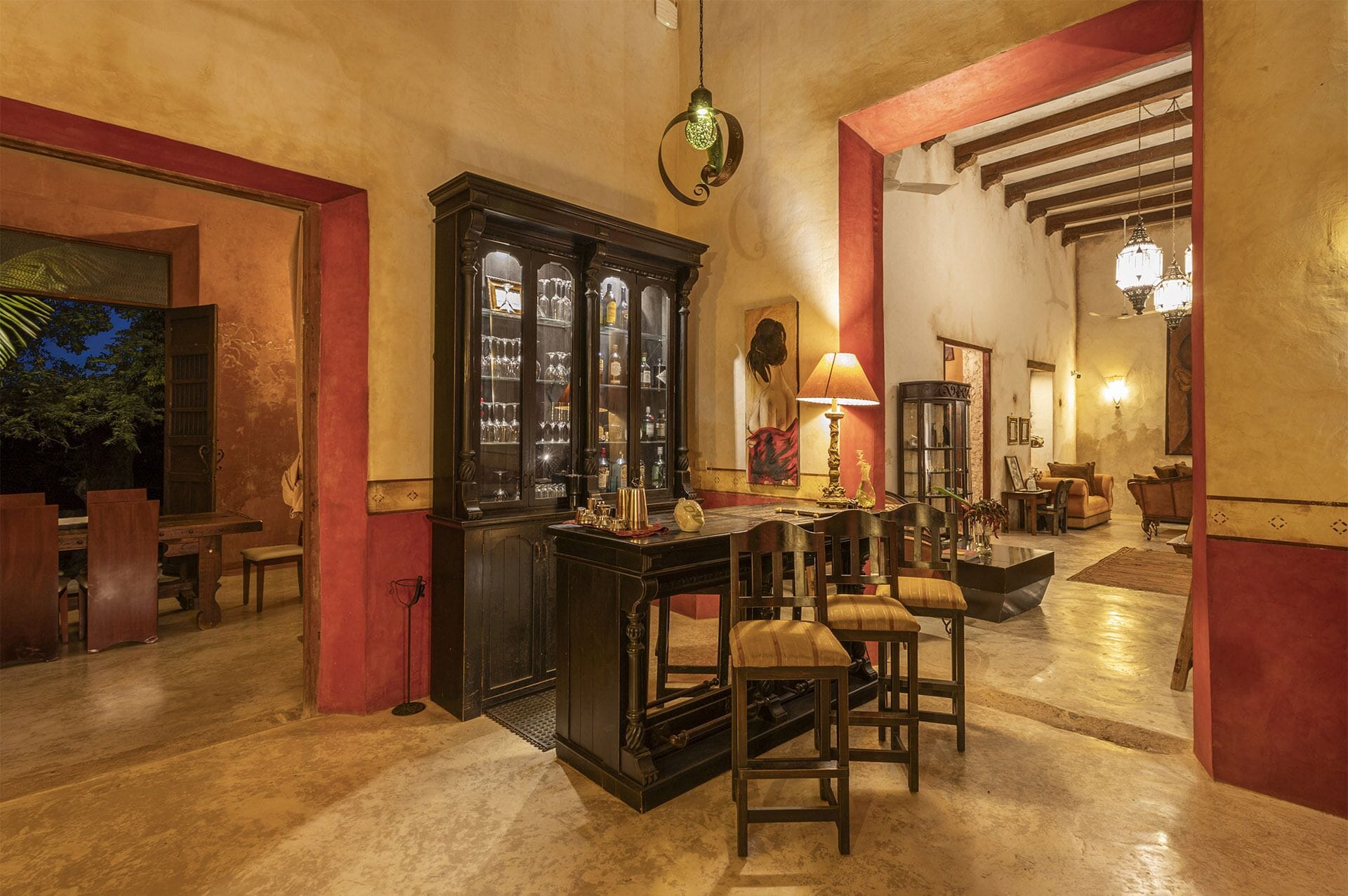 Un vestíbulo espacioso con zona de bar, muebles de madera y un gran aparador.