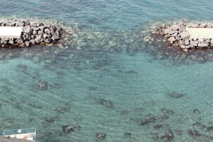 Una costa rocosa con aguas cristalinas.