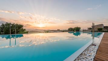 Kolam renang outdoor dan sebuah infinity pool
