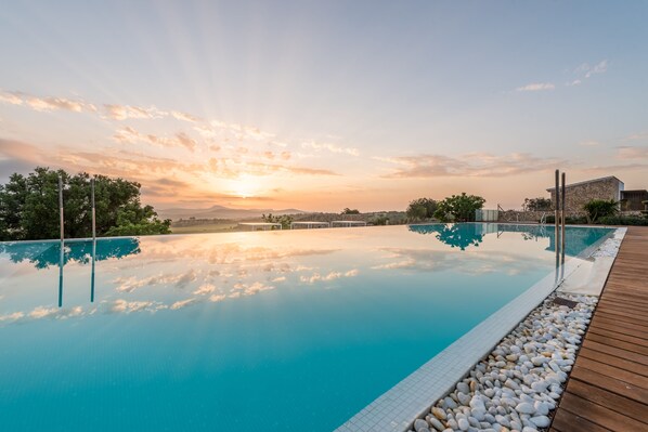 Außenpool, Infinity-Pool, Sonnenschirme, Liegestühle