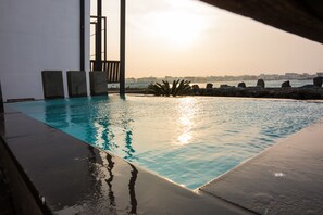 12 outdoor pools