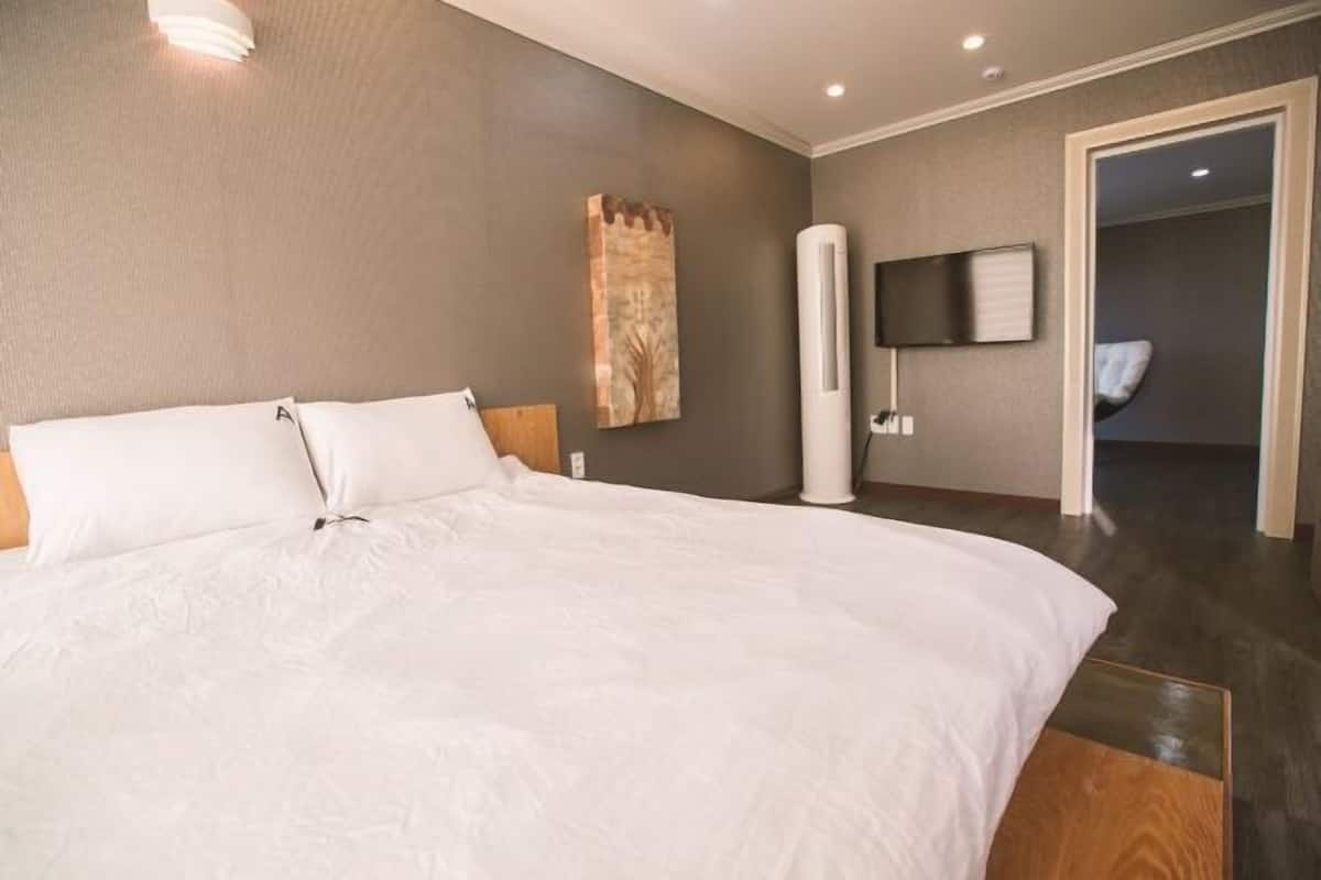2 bedrooms, premium bedding, memory-foam beds, minibar
