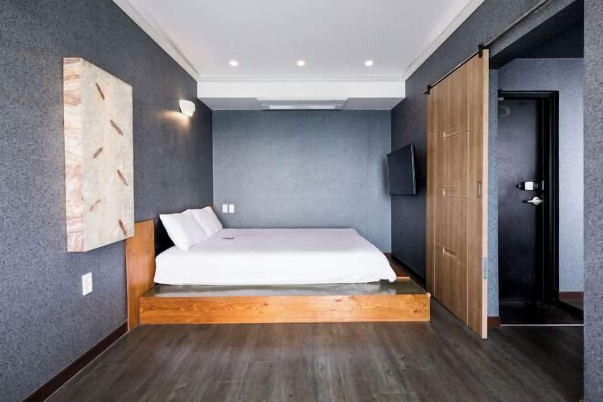 2 bedrooms, premium bedding, memory foam beds, minibar