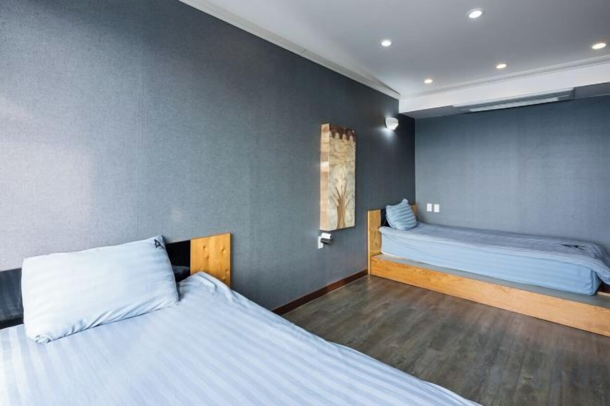 2 bedrooms, premium bedding, memory foam beds, minibar