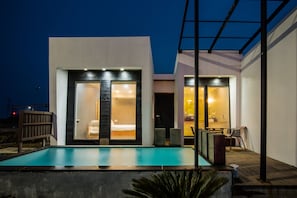 Front of property – evening/night - Aqua BEAutique (Jeju City)