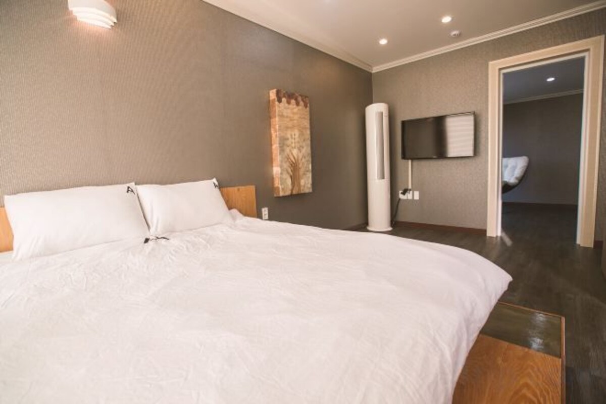 2 bedrooms, premium bedding, memory foam beds, minibar