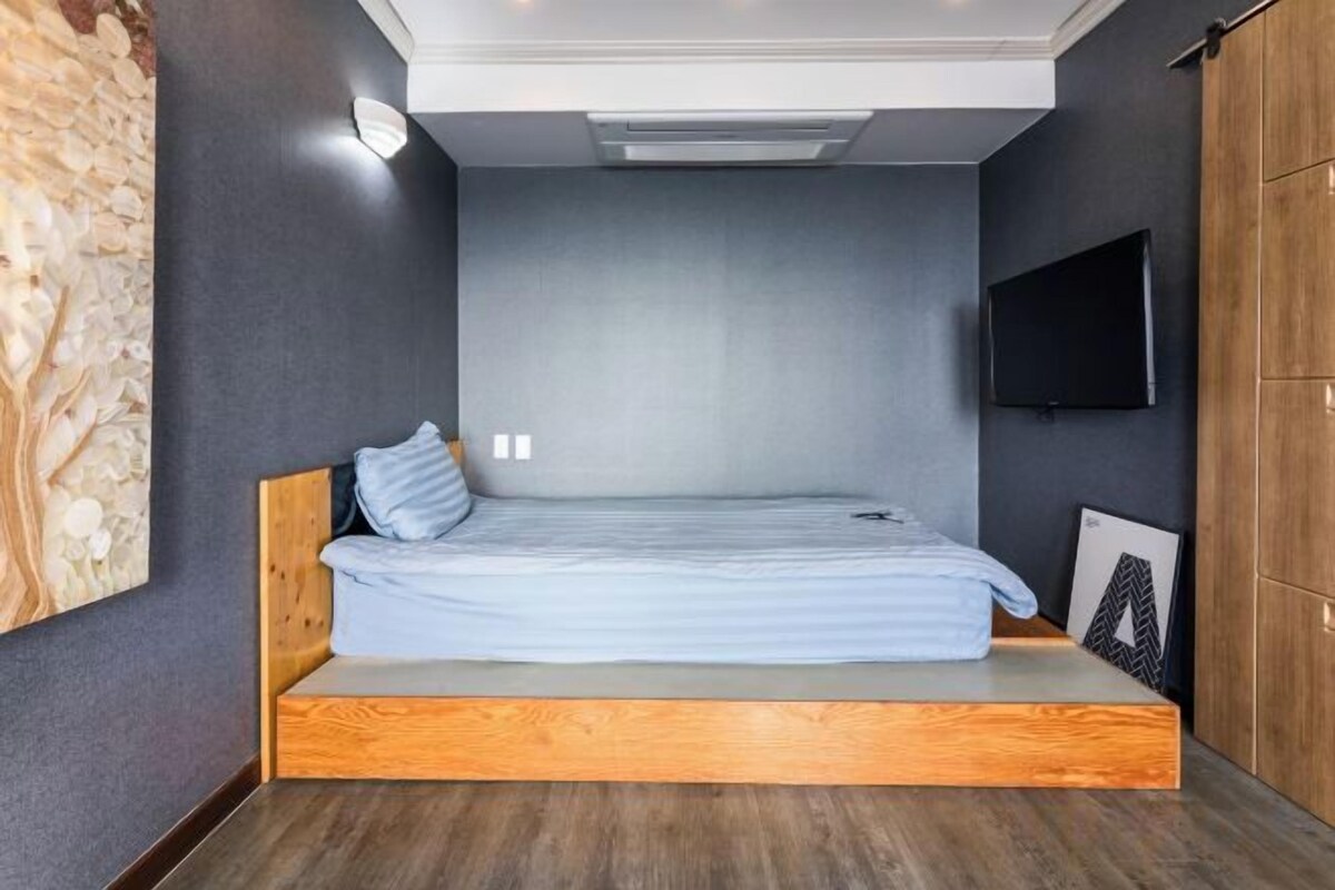 2 bedrooms, premium bedding, memory foam beds, minibar