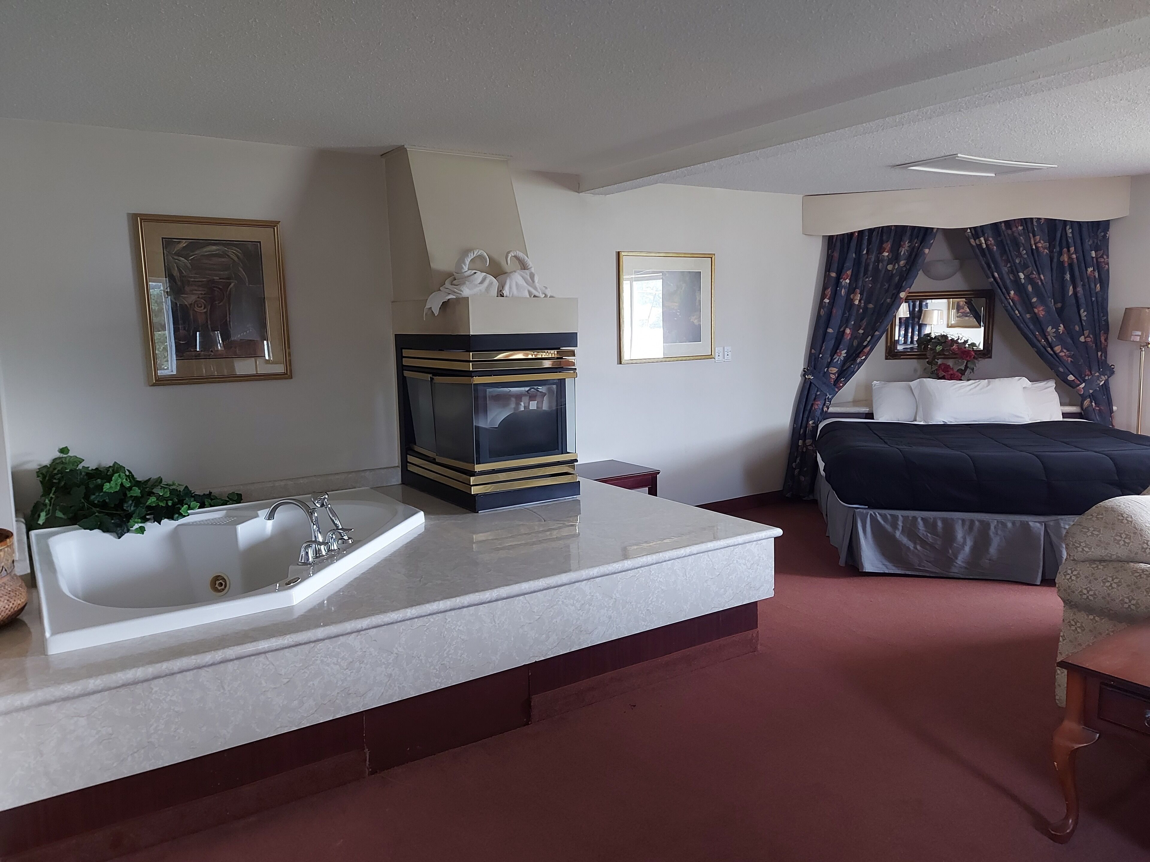 Honeymoon Suite, 1 King Bed with Sofa bed | Premium bedding, desk, bed sheets