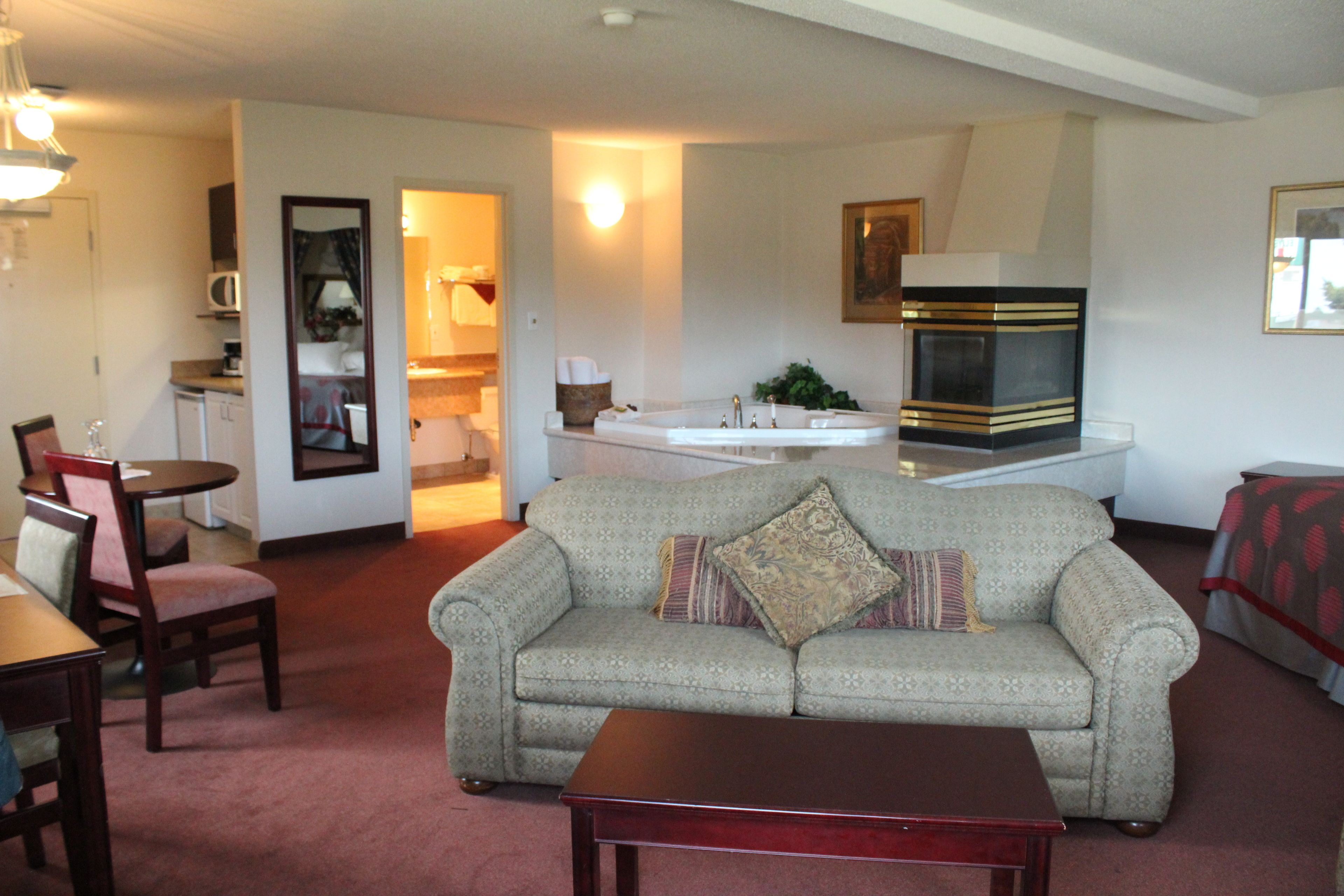 Häämatkasviitti, 1 suuri parisänky ja vuodesohva | Oleskelualue | Taulutelevisio