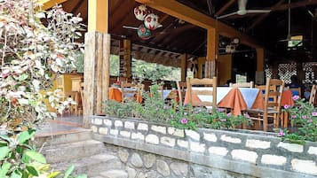 Breakfast, lunch, dinner served; local cuisine, sea views