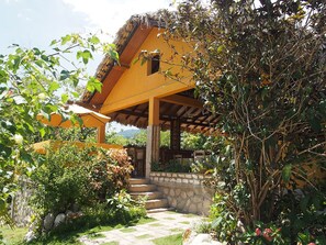 Breakfast, lunch, dinner served; local cuisine, sea views - La Colline Enchantée (Marigot)