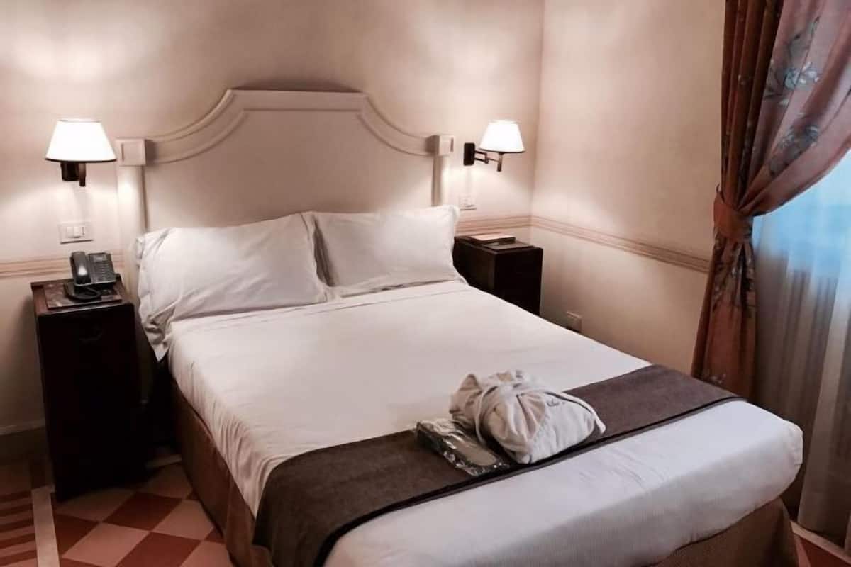 Edredón, minibar, caja de seguridad en la habitación y escritorio