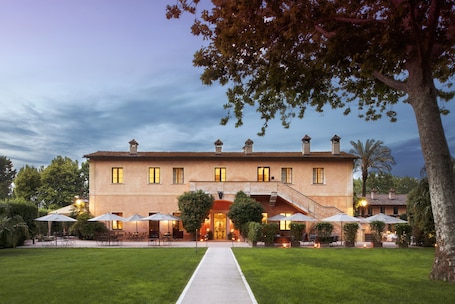 Front of property - evening/night. QC Grand Hotel Roma