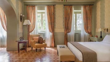 Chăn bông, minibar, két bảo mật tại phòng, bàn