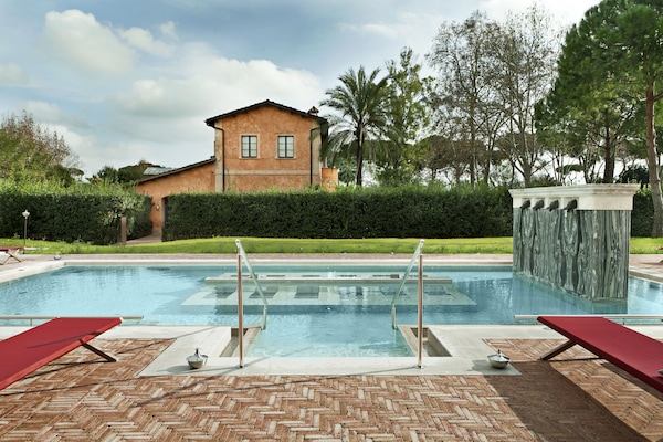 Salas de tratamiento para parejas, un sauna, una bañera de hidromasaje