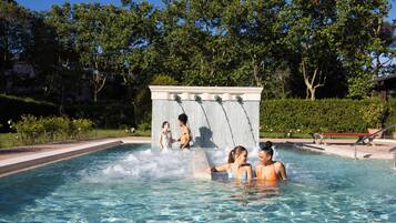 Piscina com cascata