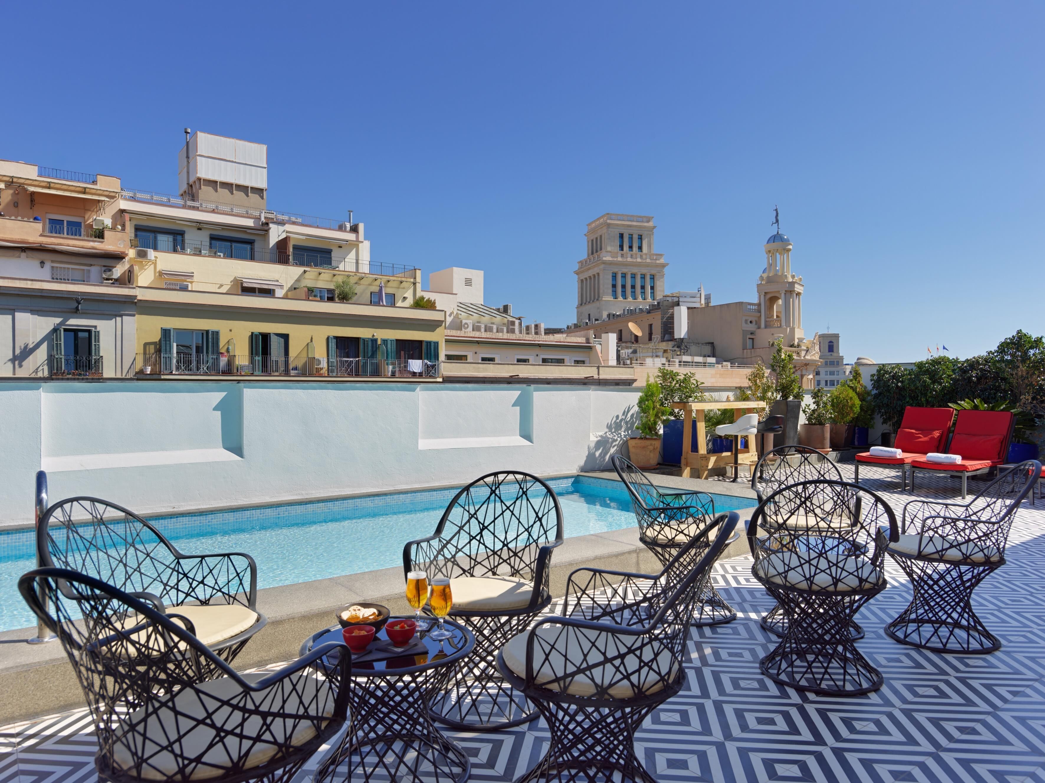 2 outdoor pools, pool loungers