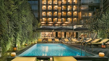 2 piscinas externas, espreguiçadeiras