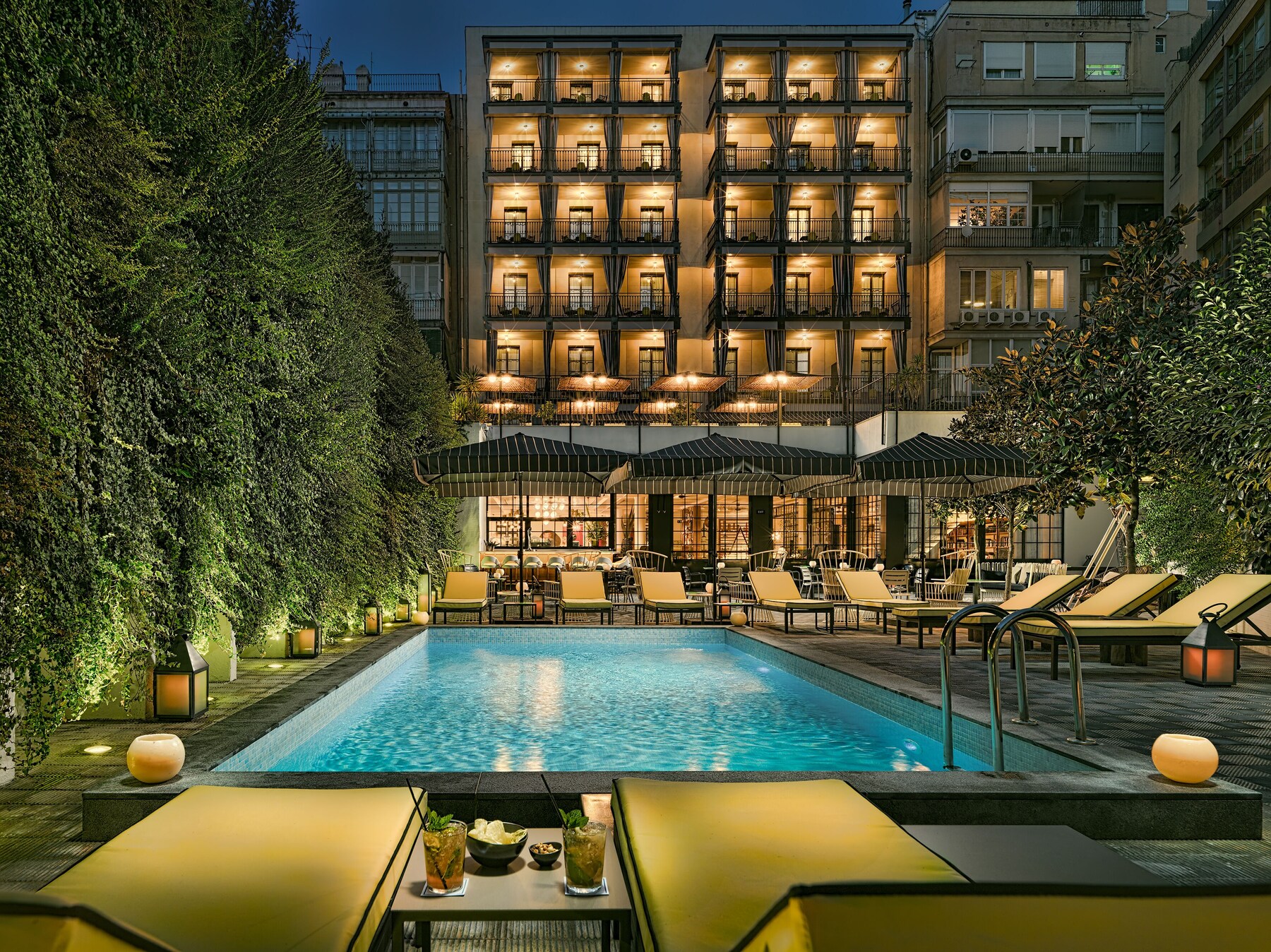 2 outdoor pools, pool loungers