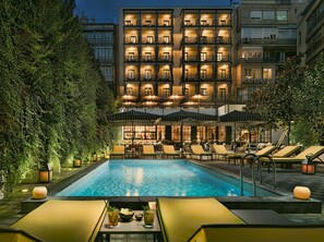 2 piscinas externas, espreguiçadeiras