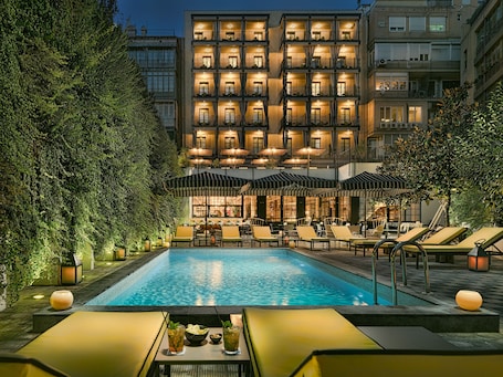 2 outdoor pools, sun loungers