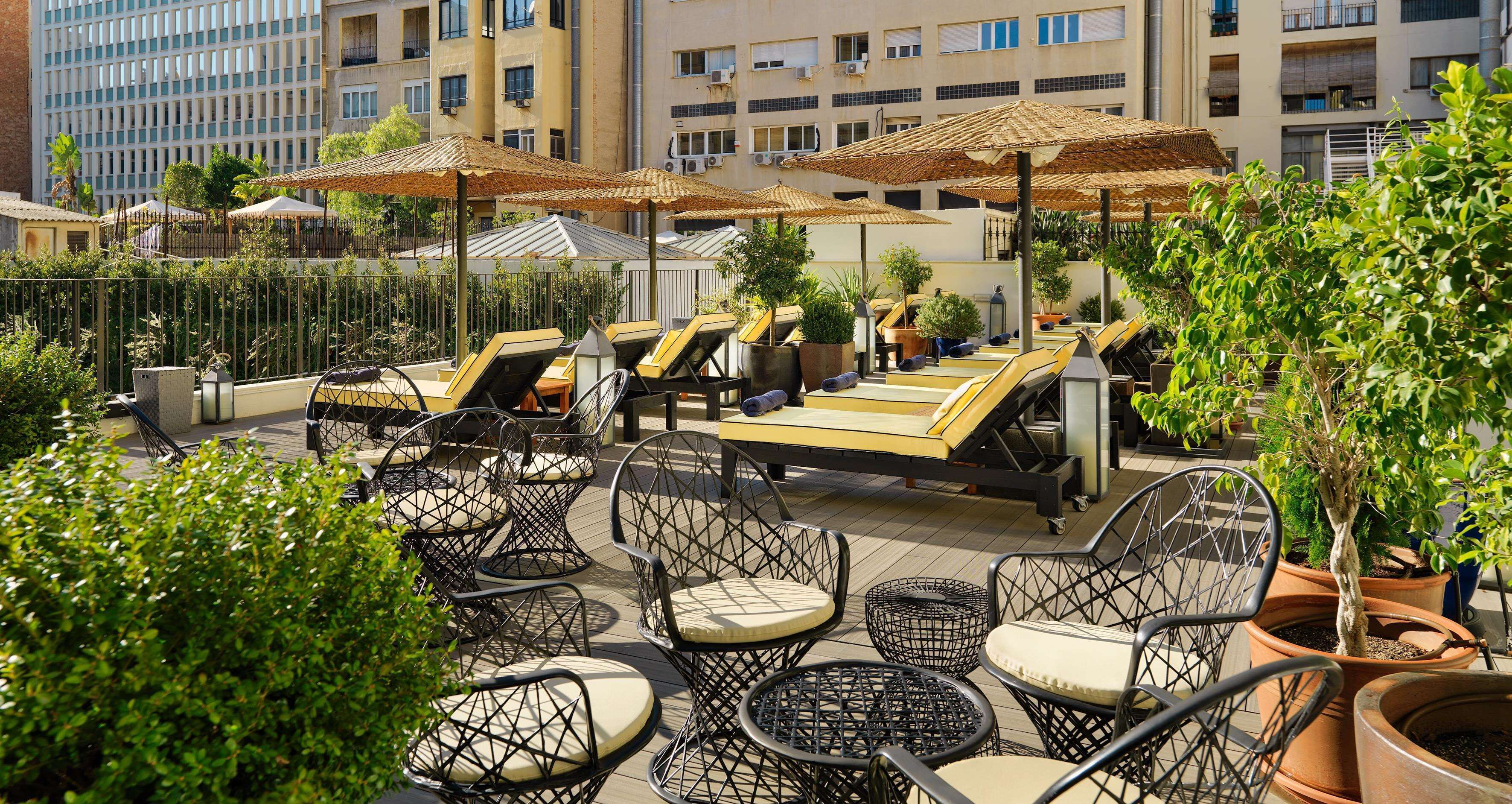 2 outdoor pools, pool loungers