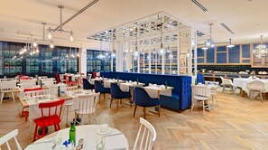 Se ofrece un desayuno bufé (24 EUR por persona)