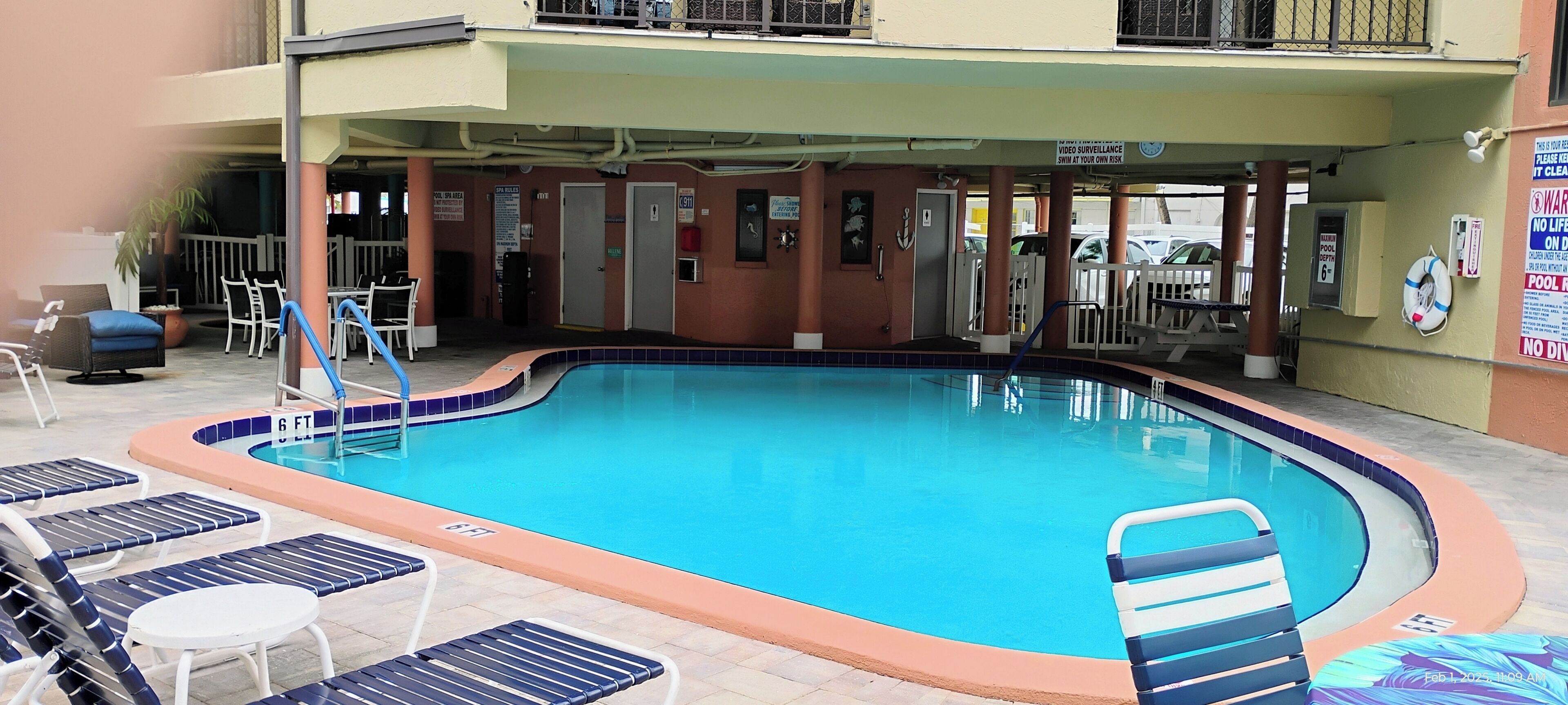 Una piscina interna con sedie a sdraio e una postazione di salvataggio.