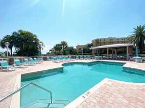 Piscine extérieure, chaises longues