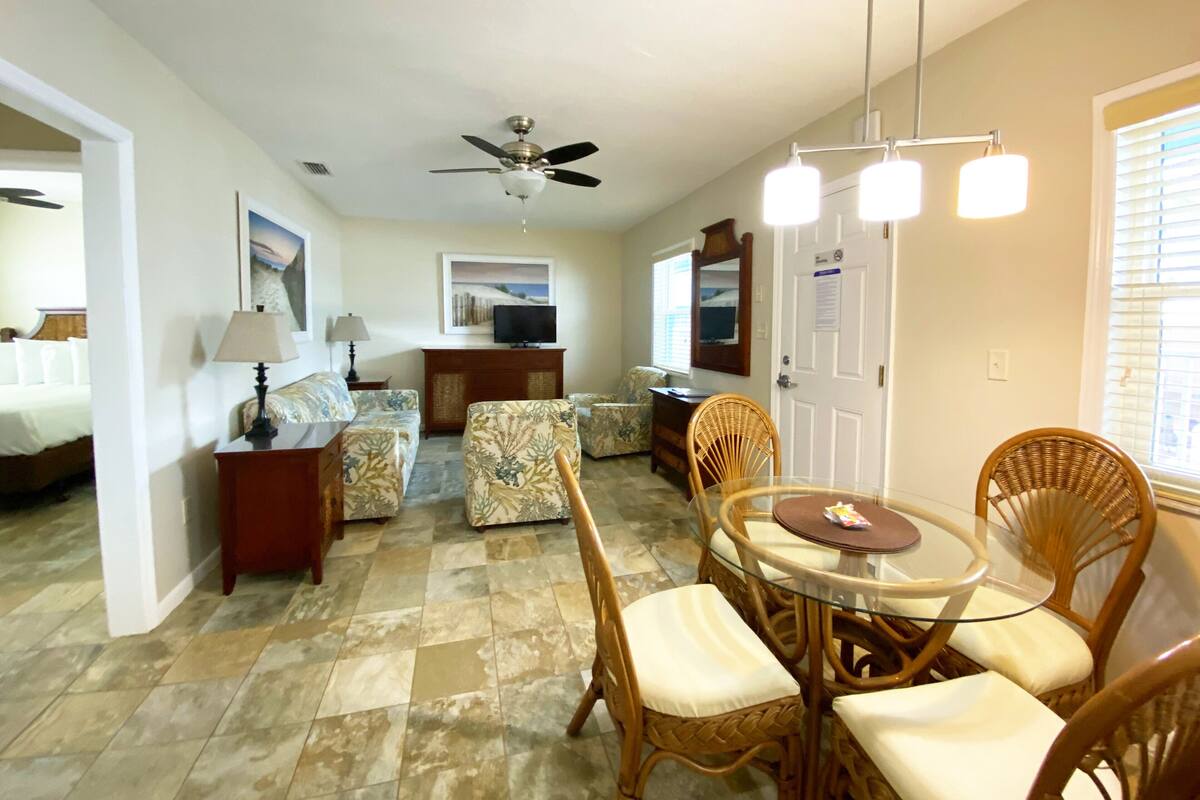 2 bedroom (NW-E) | In-room dining