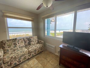 Small One bedroom (NW-C) | Olohuone | Taulutelevisio