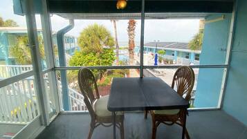 Large Studio (NW-B) | Balcon