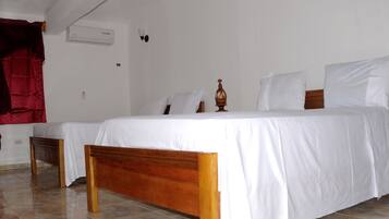 Standaard kamer, 2 tweepersoonsbedden | Een bureau, een strijkplank/strijkijzer, gratis wifi, beddengoed