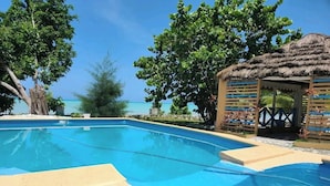 Outdoor pool - Hotel du Village (Port-Salut)