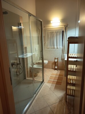 Comfort Double Room, 1 Bedroom, Private Bathroom, Mountainside | Bathroom - B&B Sibi (Lierna)