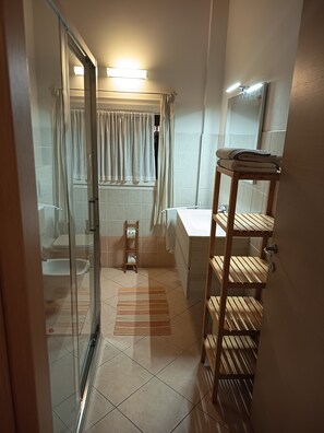 Shower, rainfall showerhead, free toiletries, hair dryer - B&B Sibi (Lierna)