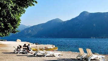 Una spiaggia nelle vicinanze