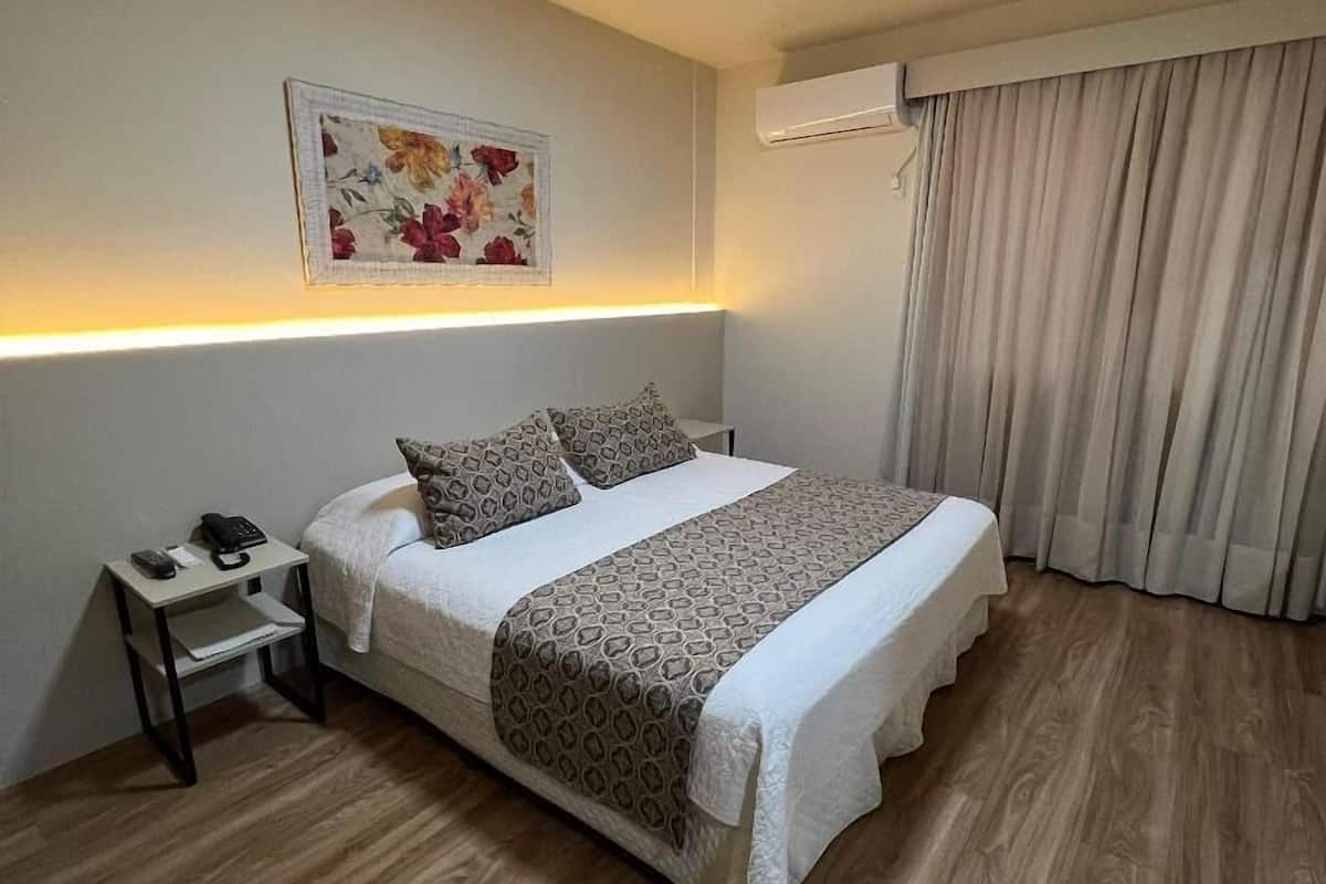 Minibar, in-room safe, desk, WiFi (free)