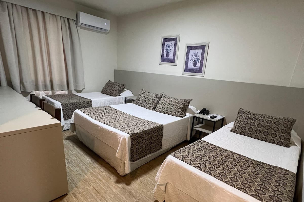 Standard Quadruple Room | 2 bilik tidur, bar mini, peti besi dalam bilik, meja