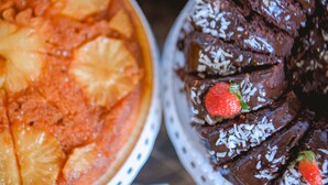 A dessert platter with pineapple slices and chocolate-covered strawberries. - Profissionalle Hotel São Luís (São Luís)