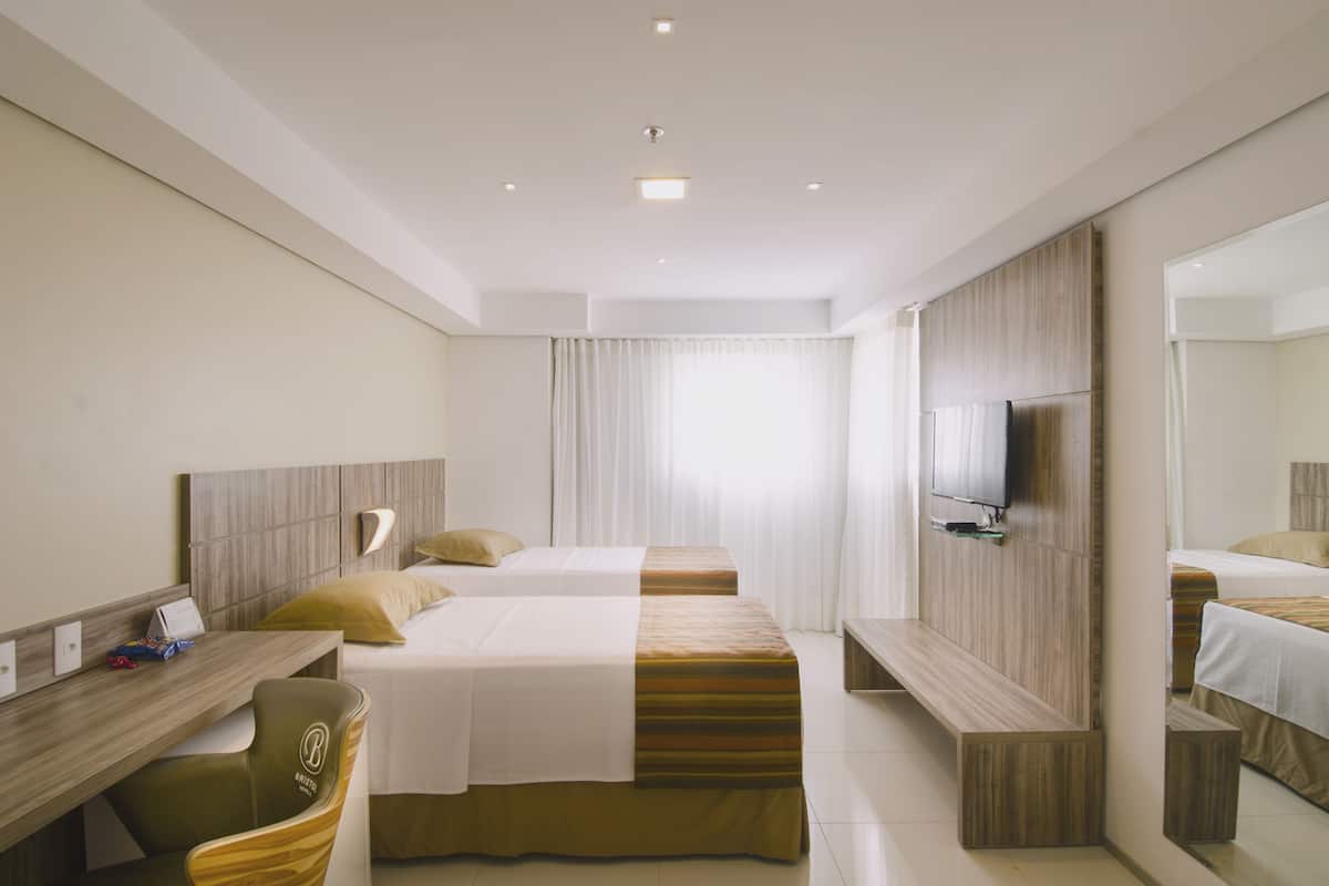 Minibaari, tallelokero huoneessa, työpöytä, äänieristys