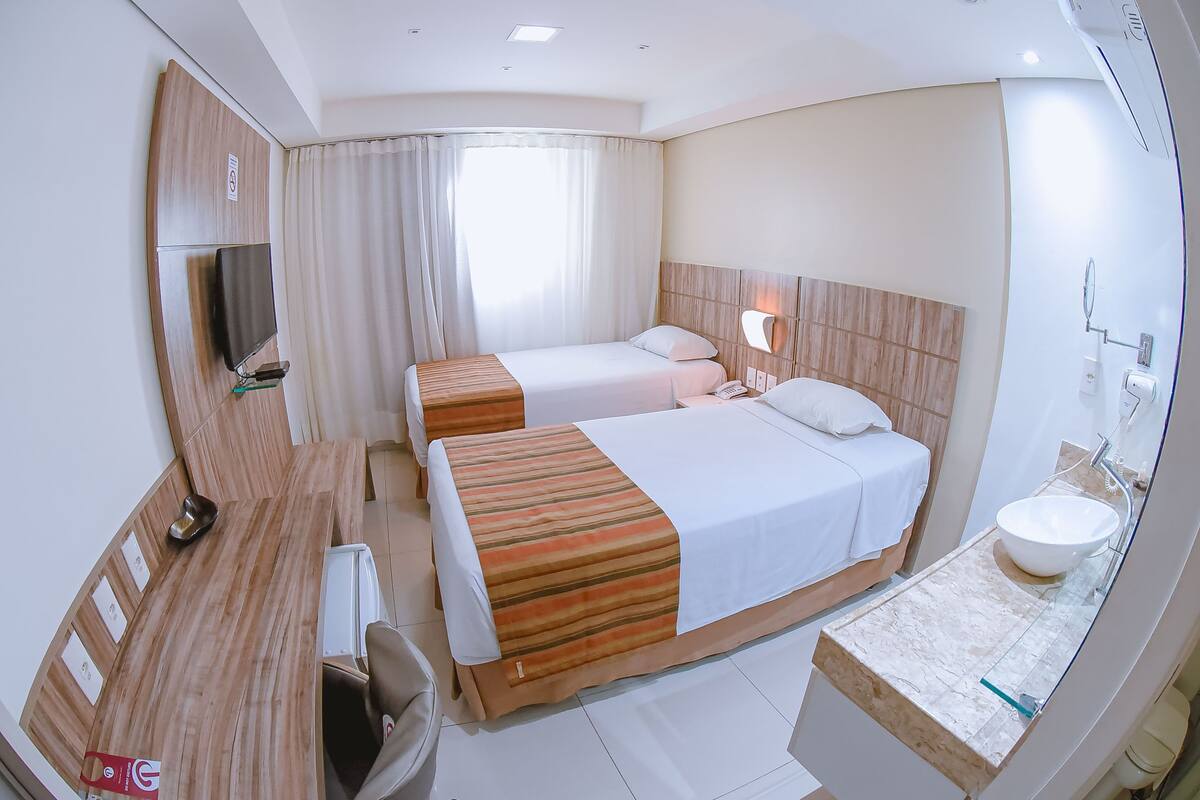 Tomannsrom – deluxe | Minibar, safe på rommet, skrivebord og lydisolert