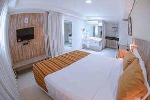 Minibar, caja de seguridad en la habitación y escritorio 