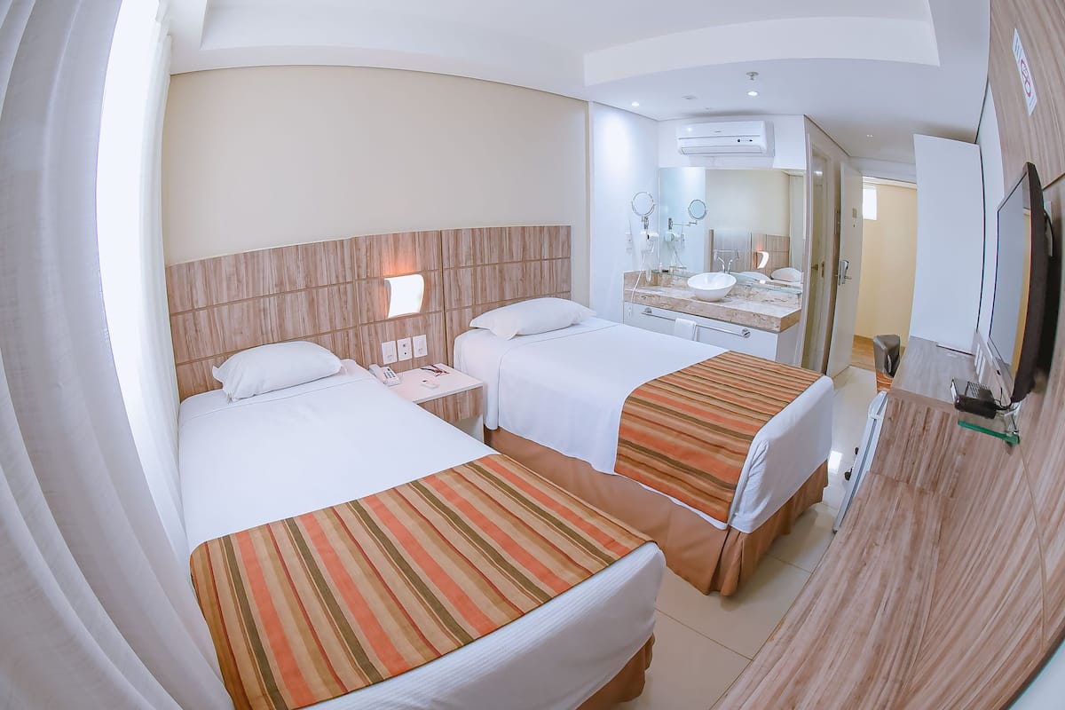 deluxe twin room | minibar, in-room safe, desk, soundproofing