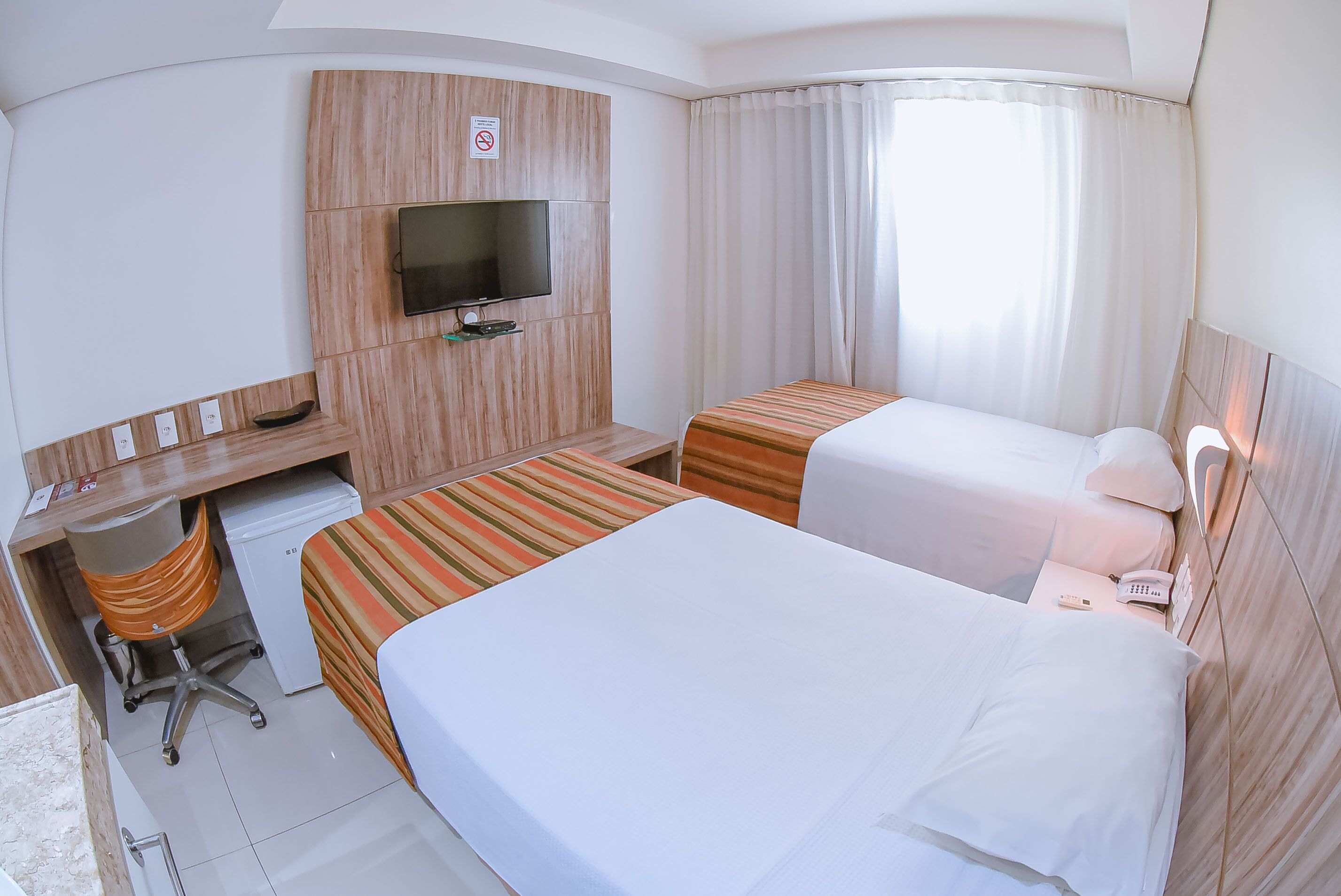 deluxe twin room | minibar, in-room safe, desk, soundproofing