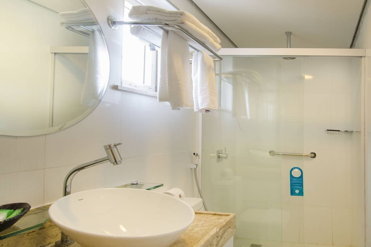 Kylpyhuone | Suihku, hiustenkuivaaja, pyyhkeet