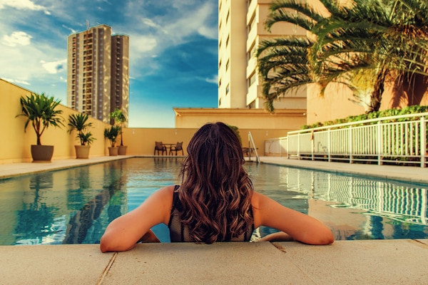 Kolam renang terbuka, payung kolam, kerusi lepak pantai