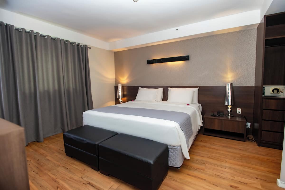 suite king room | 1 bedroom, minibar, in-room safe, desk