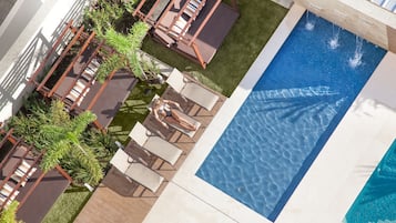 Außenpool, Sonnenschirme, Liegestühle