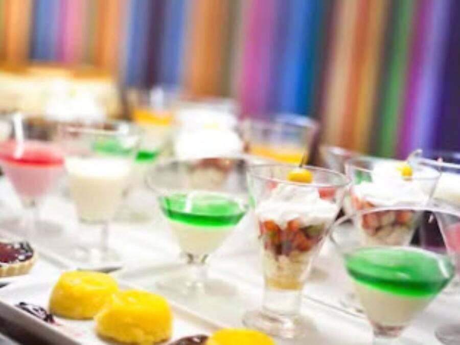 Una variedad de postres y bebidas coloridos sobre una bandeja.
